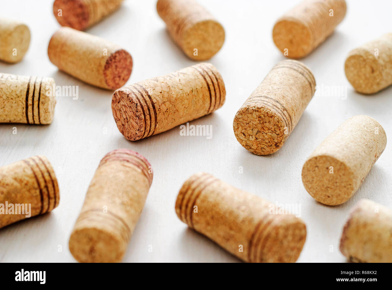 Wein Flaschenkorken mit Streifen dekoriert, sitzen auf weiße Oberfläche, von hohen Winkel in Nahaufnahme gesehen Stockfoto