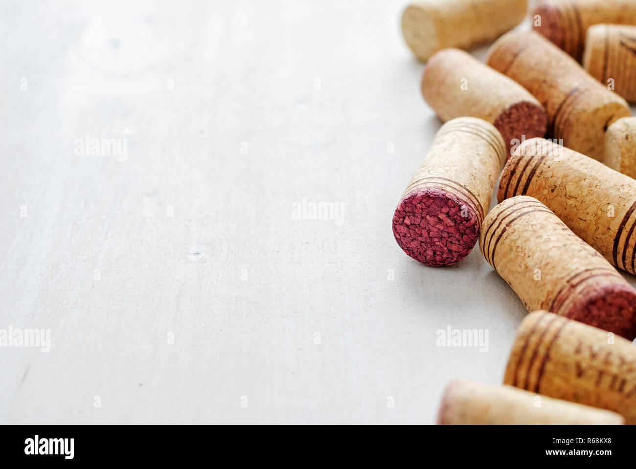Satz der benutzten Wein Flasche Korken, in Nahaufnahme mit weißer Oberfläche als Kopie Platz gesehen auf der linken Seite Stockfoto