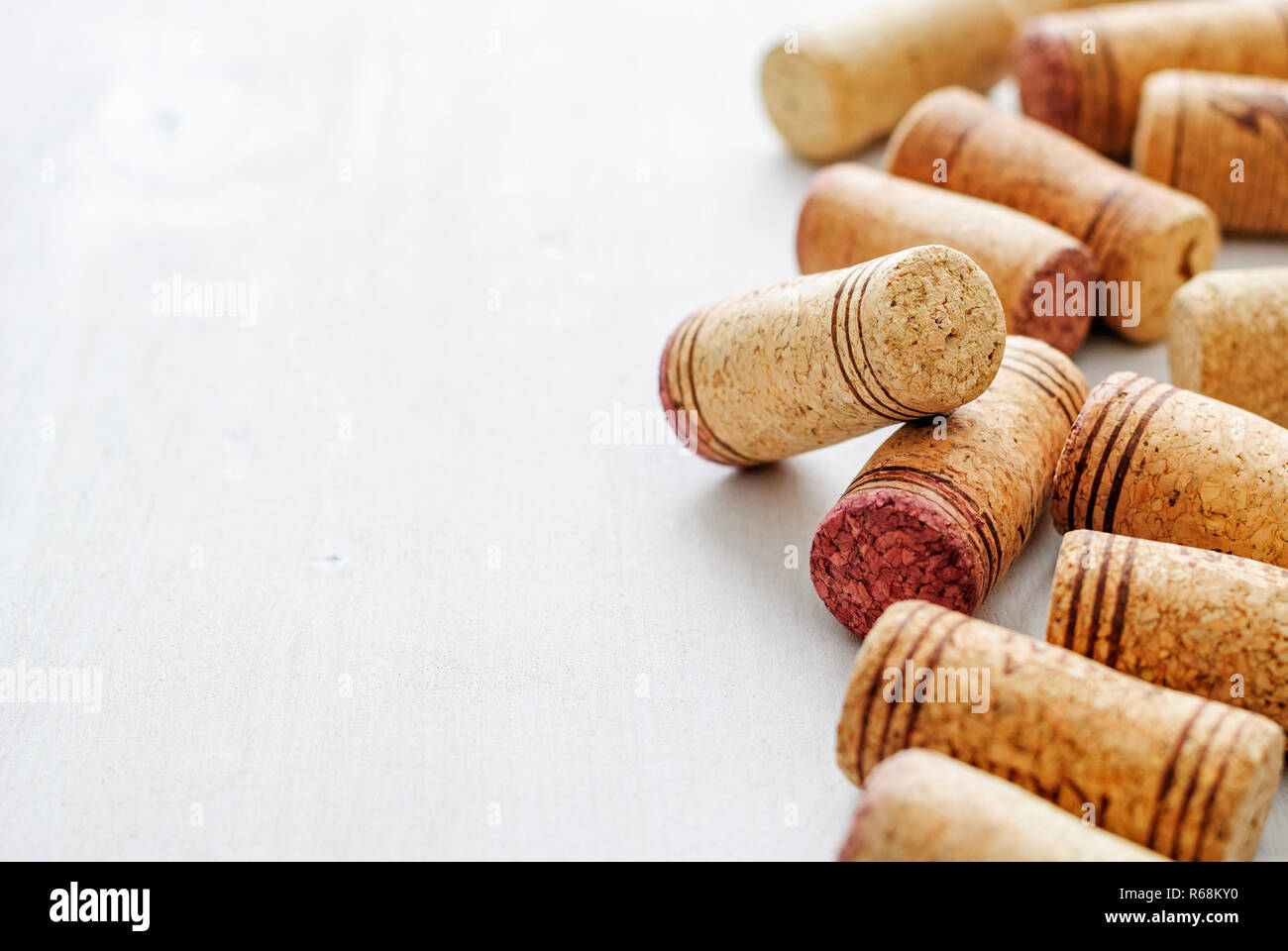 Satz der benutzten Wein Flasche Korken, in Nahaufnahme mit weißer Oberfläche als Kopie Platz gesehen auf der linken Seite Stockfoto