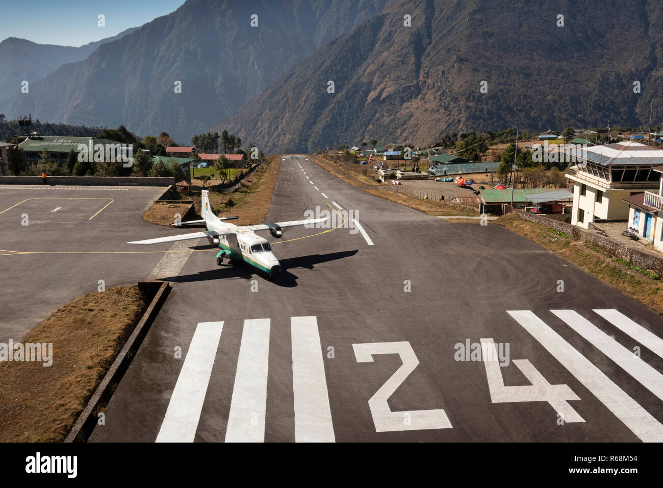 Nepal, Lukla, Flughafen, Tara Air Dornier 228-212 Flugzeuge Vorbereitung aus großer Höhe Start- und Landebahn zu nehmen Stockfoto