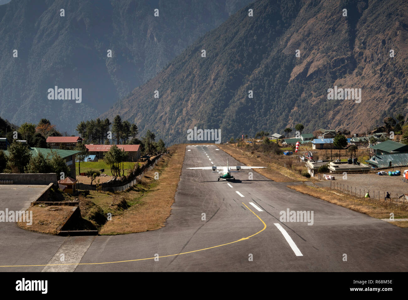 Nepal, Lukla, Flughafen, Tara Air Dornier 228-212 Flugzeuge, die aus großer Höhe Start- und Landebahn Stockfoto