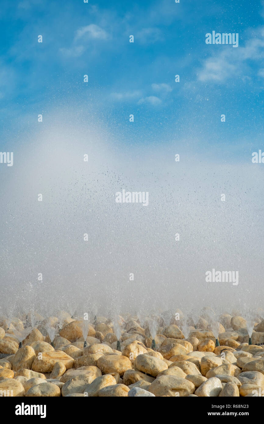 Springbrunnen spritzen Strahlen gegen den blauen Himmel, Alicante, Costa Blanca, Spanien, Europa Stockfoto