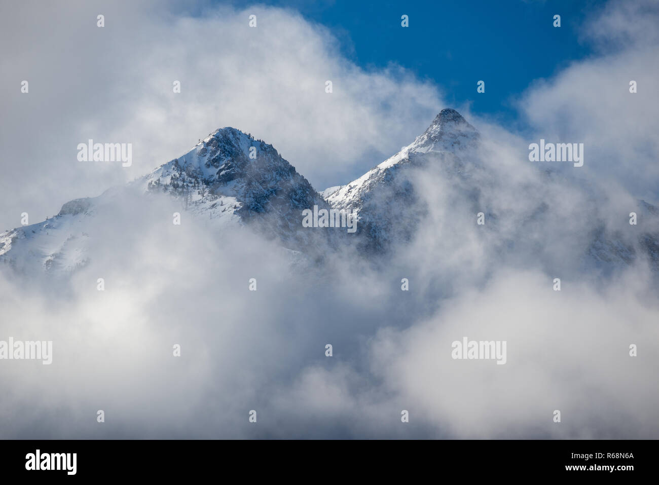 Wolke gehüllt, Sägezahn Peak, Wallowa Mountains, Oregon. Stockfoto