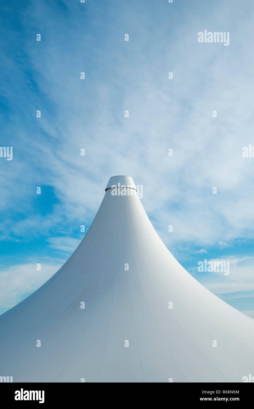 White detail Big Top Zelt vor einem blauen ein bewölkter Himmel, Alicante, Costa Blanca, Spanien, Europa Stockfoto