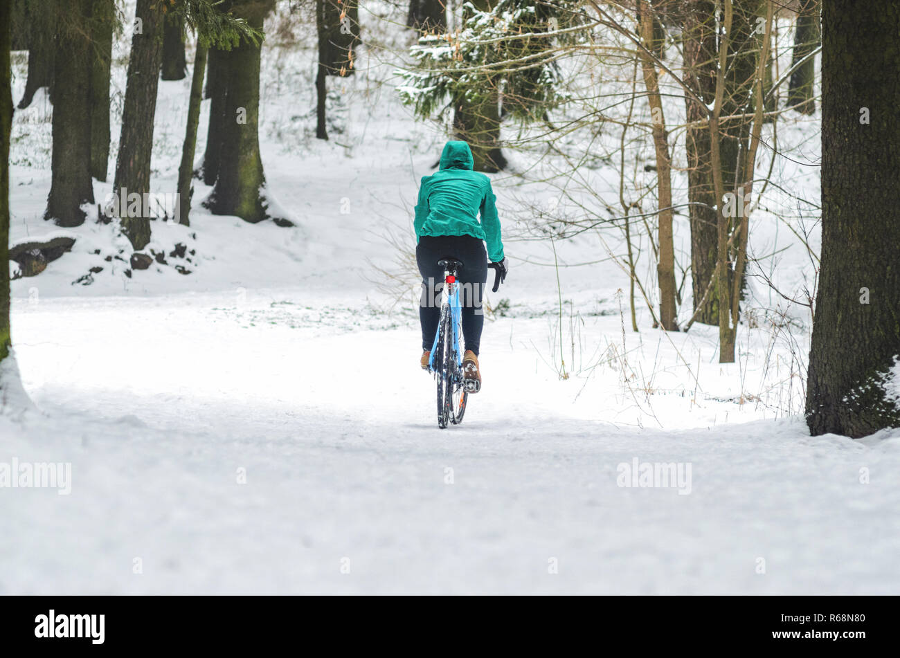 Radfahrer auf Cyclocross Bike Trails in den verschneiten Wald im Winter. Winter Training im Freien Konzept Stockfoto