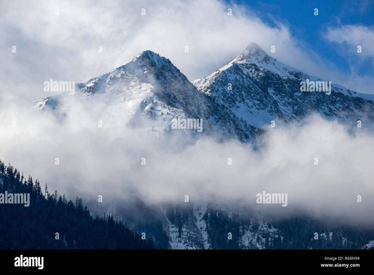 Wolke gehüllt, Sägezahn Peak, Wallowa Mountains, Oregon. Stockfoto