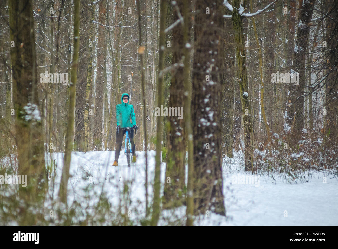 Radfahrer auf Cyclocross Bike Trails in den verschneiten Wald im Winter. Winter Training im Freien Konzept Stockfoto