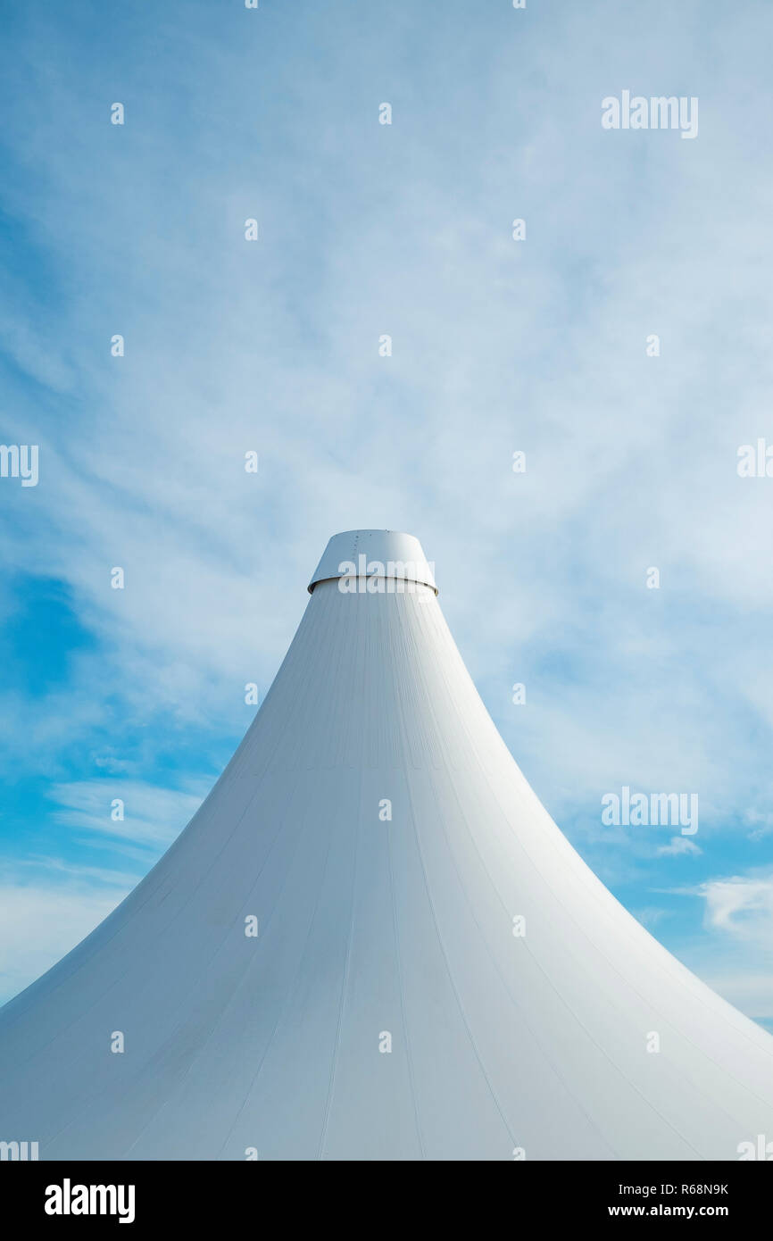White detail Big Top Zelt vor einem blauen ein bewölkter Himmel, Alicante, Costa Blanca, Spanien, Europa Stockfoto