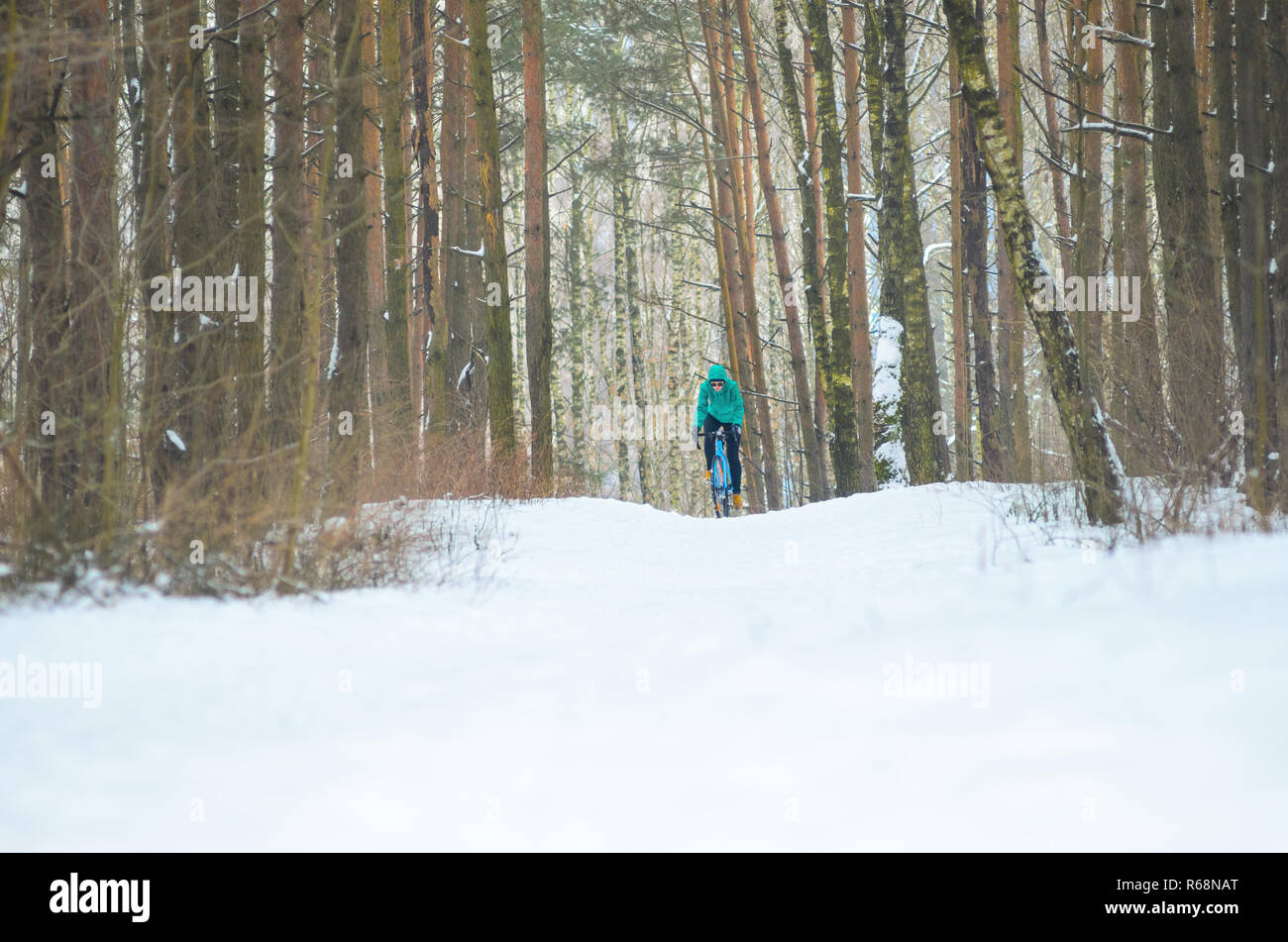 Radfahrer auf Cyclocross Bike Trails in den verschneiten Wald im Winter. Winter Training im Freien Konzept Stockfoto