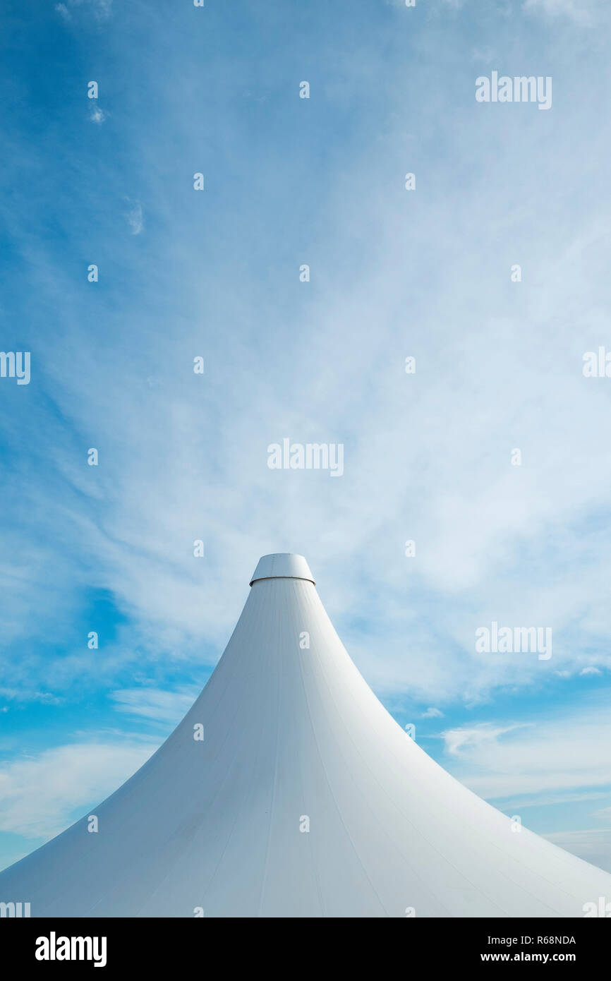 White detail Big Top Zelt vor einem blauen ein bewölkter Himmel, Alicante, Costa Blanca, Spanien, Europa Stockfoto