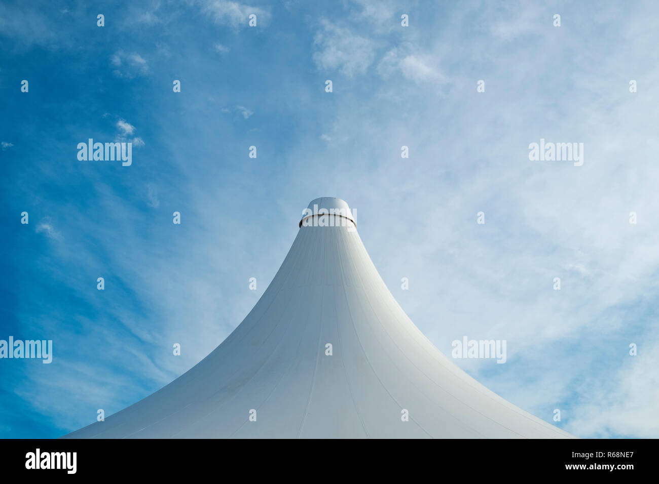 White detail Big Top Zelt vor einem blauen ein bewölkter Himmel, Alicante, Costa Blanca, Spanien, Europa Stockfoto