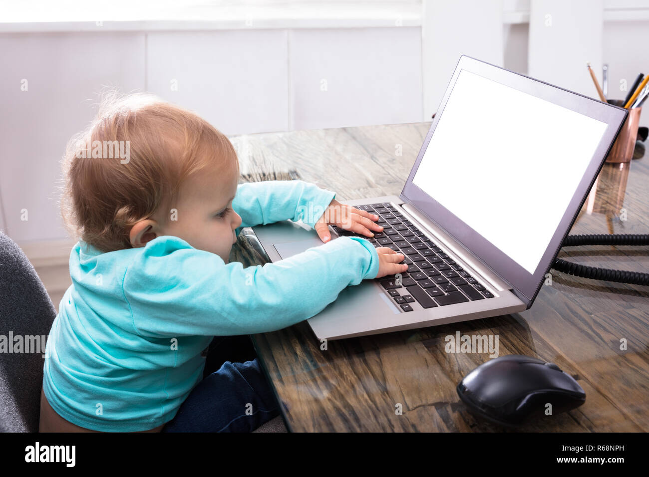 Baby Mädchen mit Laptop Stockfoto