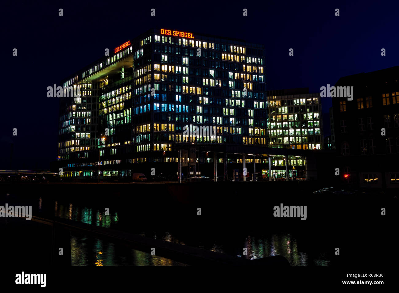 Spiegel Gebäude in der Hafencity, Hamburg, Deutschland bei Nacht Stockfoto