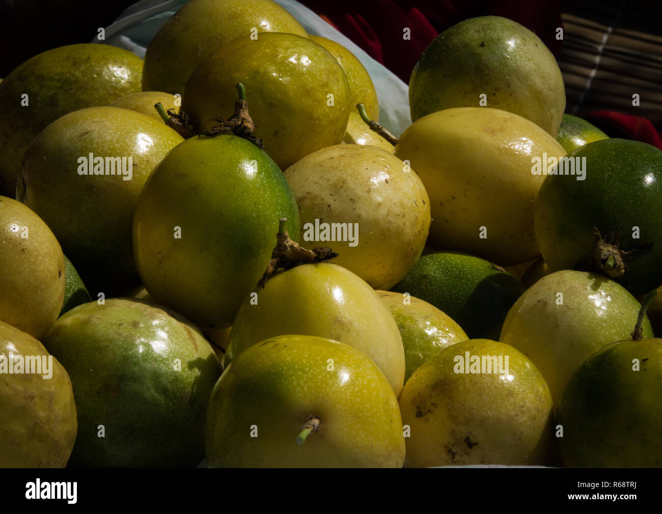 Frische Leidenschaft Früchte auf dem Markt, Provinz Benguela, Catumbela, Angola Stockfoto
