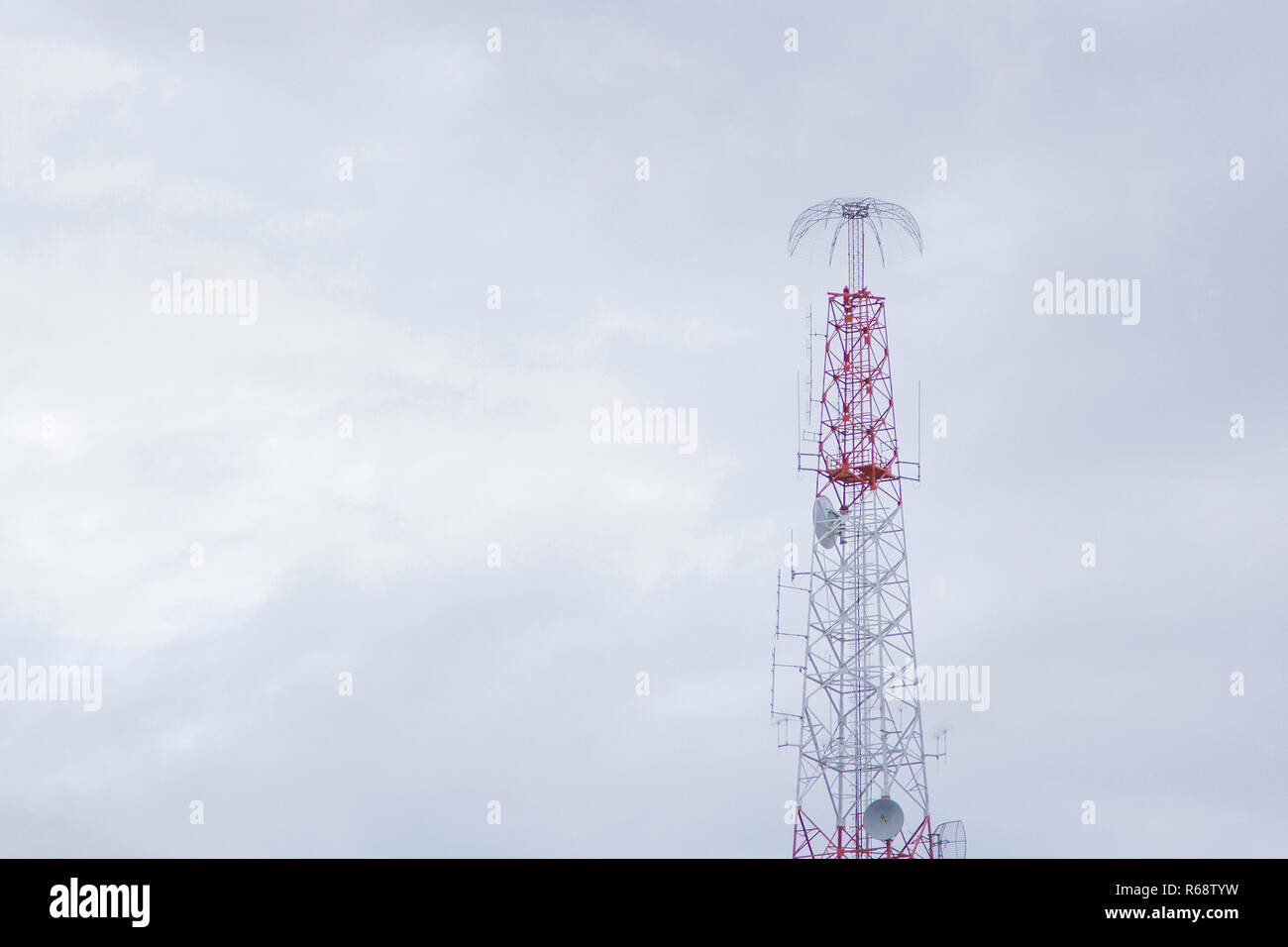 Handy Kommunikation Turm Getriebe mit Antenne Stockfoto