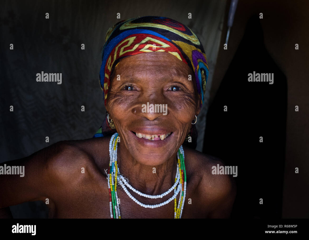 Stamm der Buschmänner (San) Frau Porträt, Huila Provinz, Chibia, Angola Stockfoto