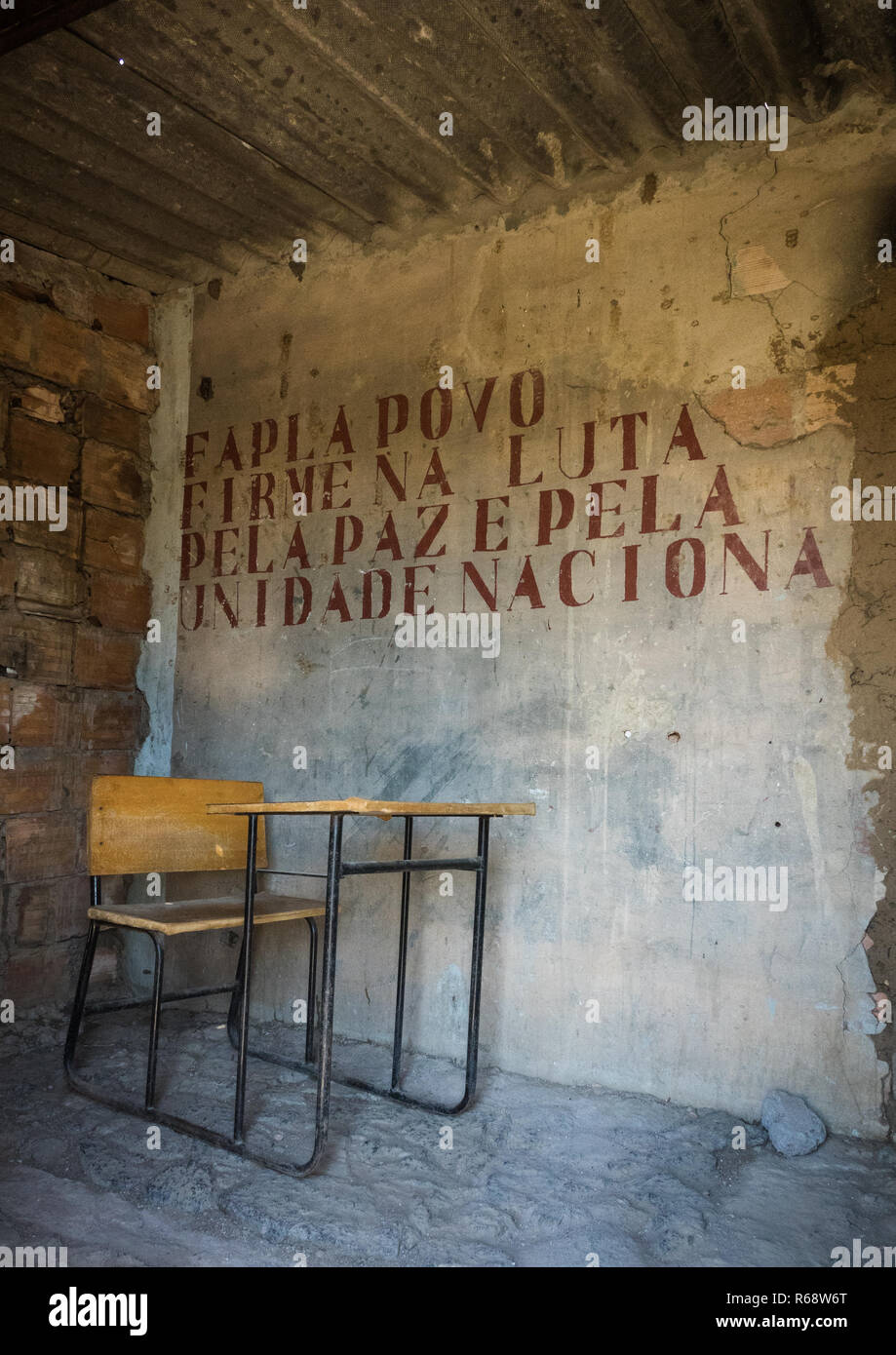Alte propaganda Wandmalerei in einem lokalen Haus, Huila Provinz, Vilhambundu, Angola Stockfoto