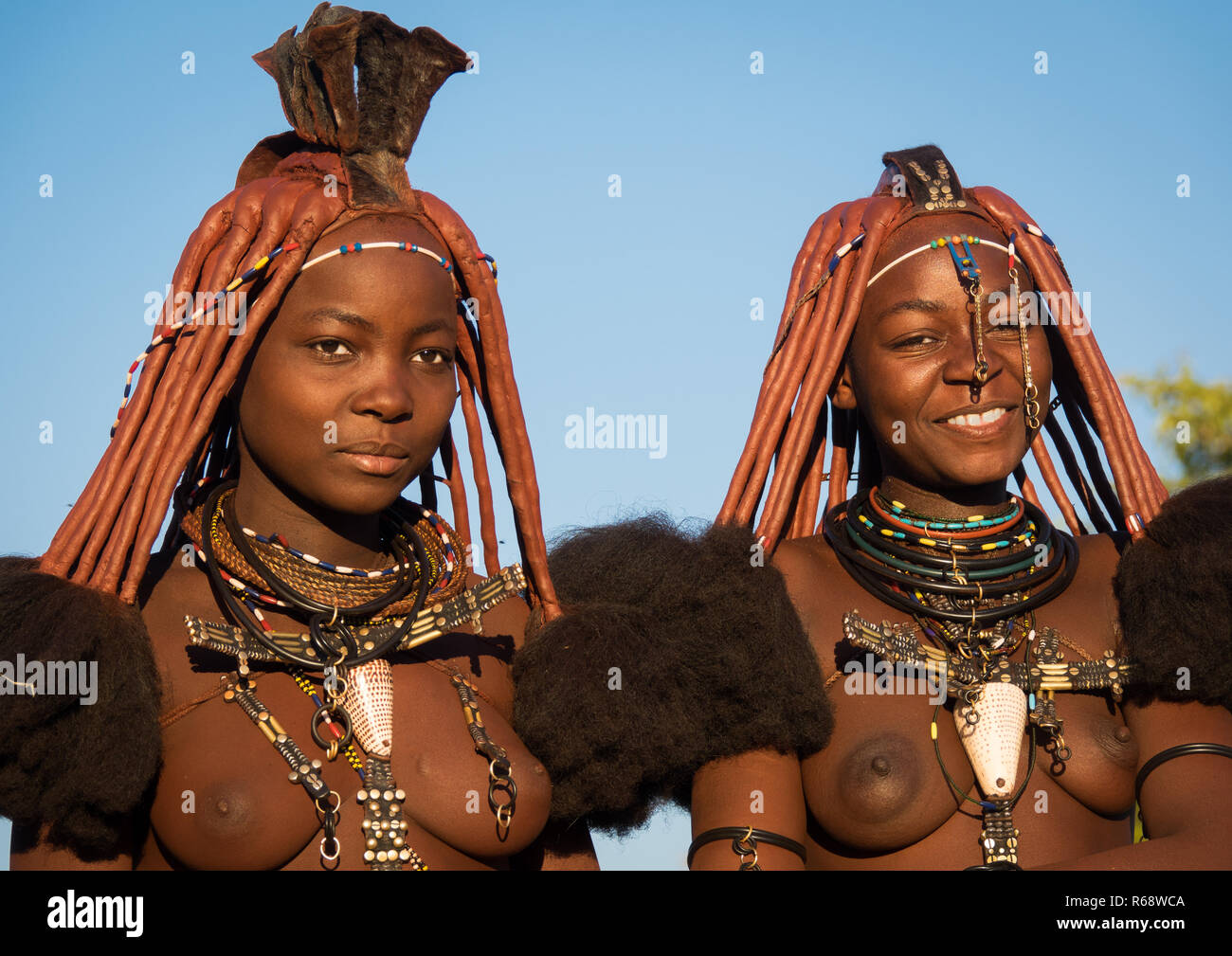 Himba junge Frauen, Cunene Provinz, Oncocua, Angola Stockfoto