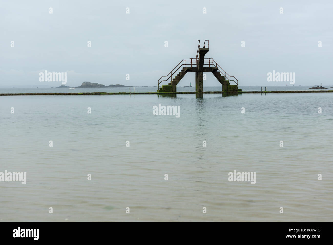 Die Tauchplattform des Ozeans Bad in St. Malo, Frankreich. Stockfoto