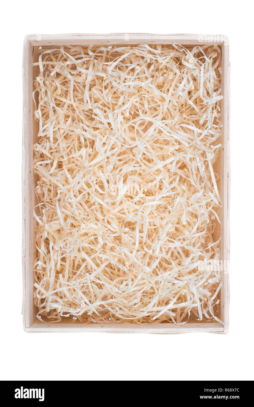 Blick von oben auf die Holzkiste für eco Geschenk mit dekorativen zerrissenen weißen Papier gefüllt. Auf weiß isoliert. Stockfoto