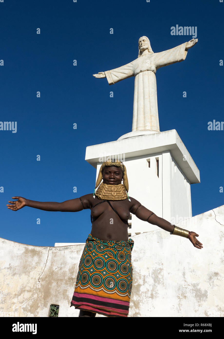 Mwila vor der Cristo Rei Statue, Huila Provinz, Lubango, Angola Stockfoto
