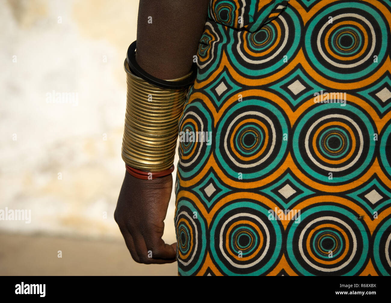 Arm eines Mwila Stamm junge Frau, Huila Provinz, Lubango, Angola Stockfoto