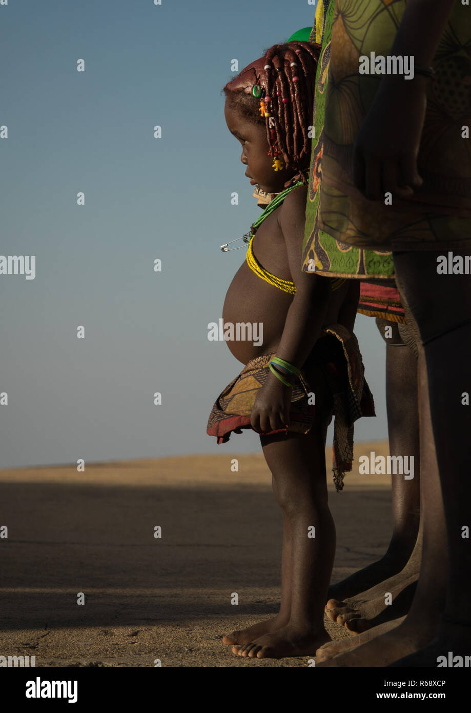Mwila Stamm Mädchen betrachten eine Drohne im Himmel, Huila Provinz, Lubango, Angola Stockfoto