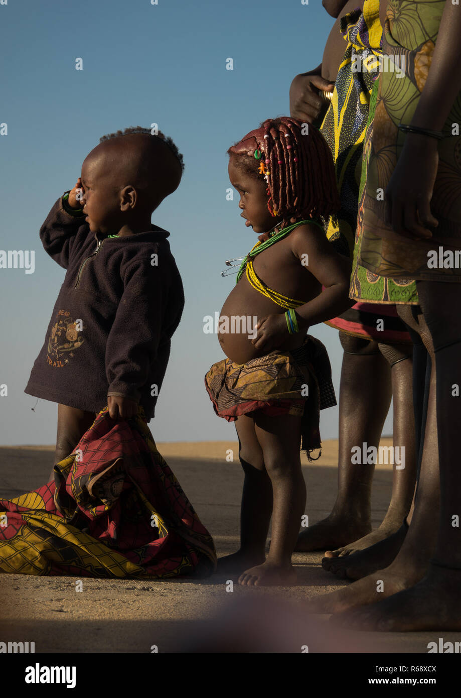 Mwila Stamm Kinder auf eine Drohne im Himmel, Huila Provinz, Lubango, Angola Stockfoto