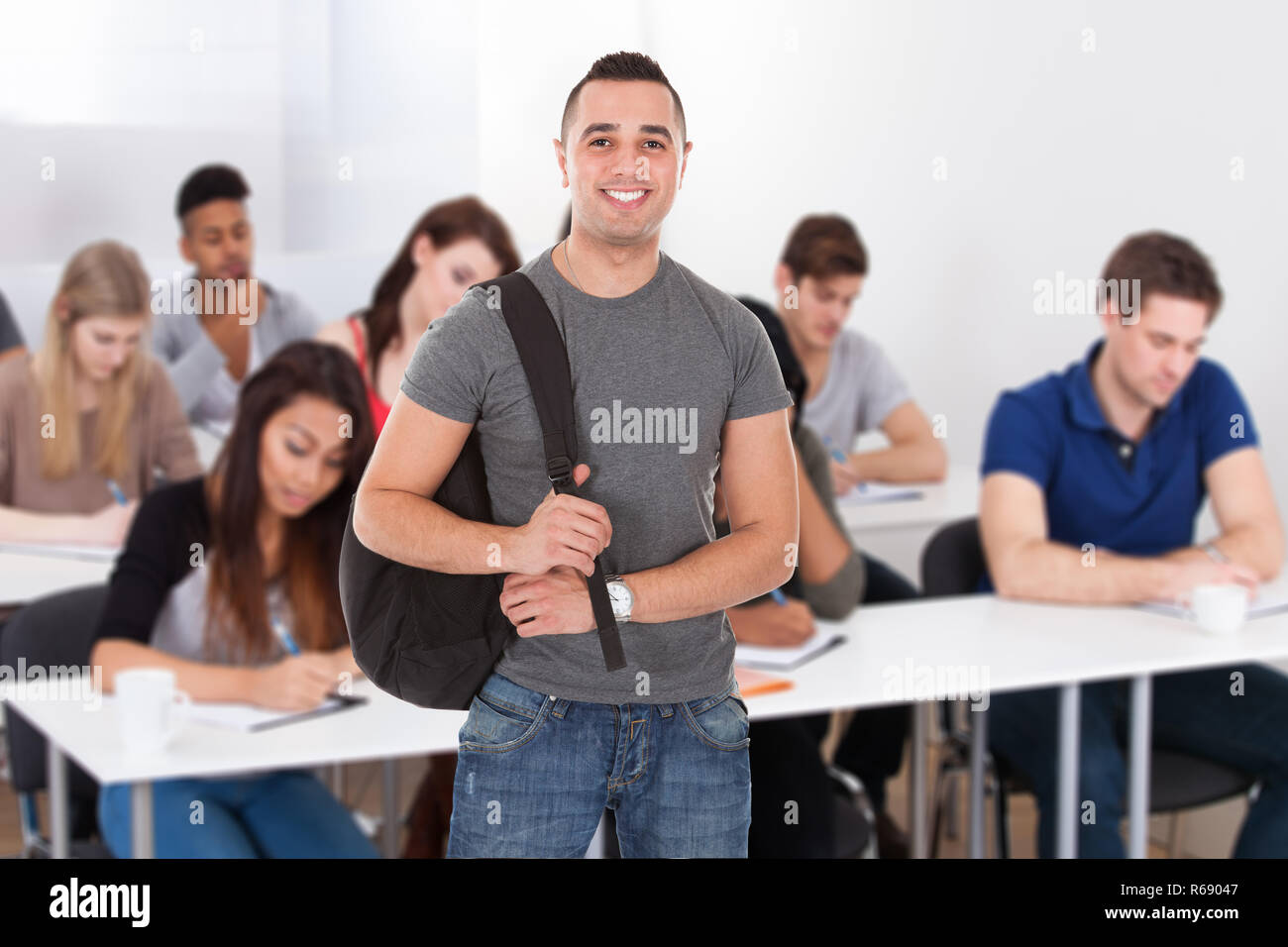 Zuversichtlich männliche Kursteilnehmer mit Rucksack Stockfoto