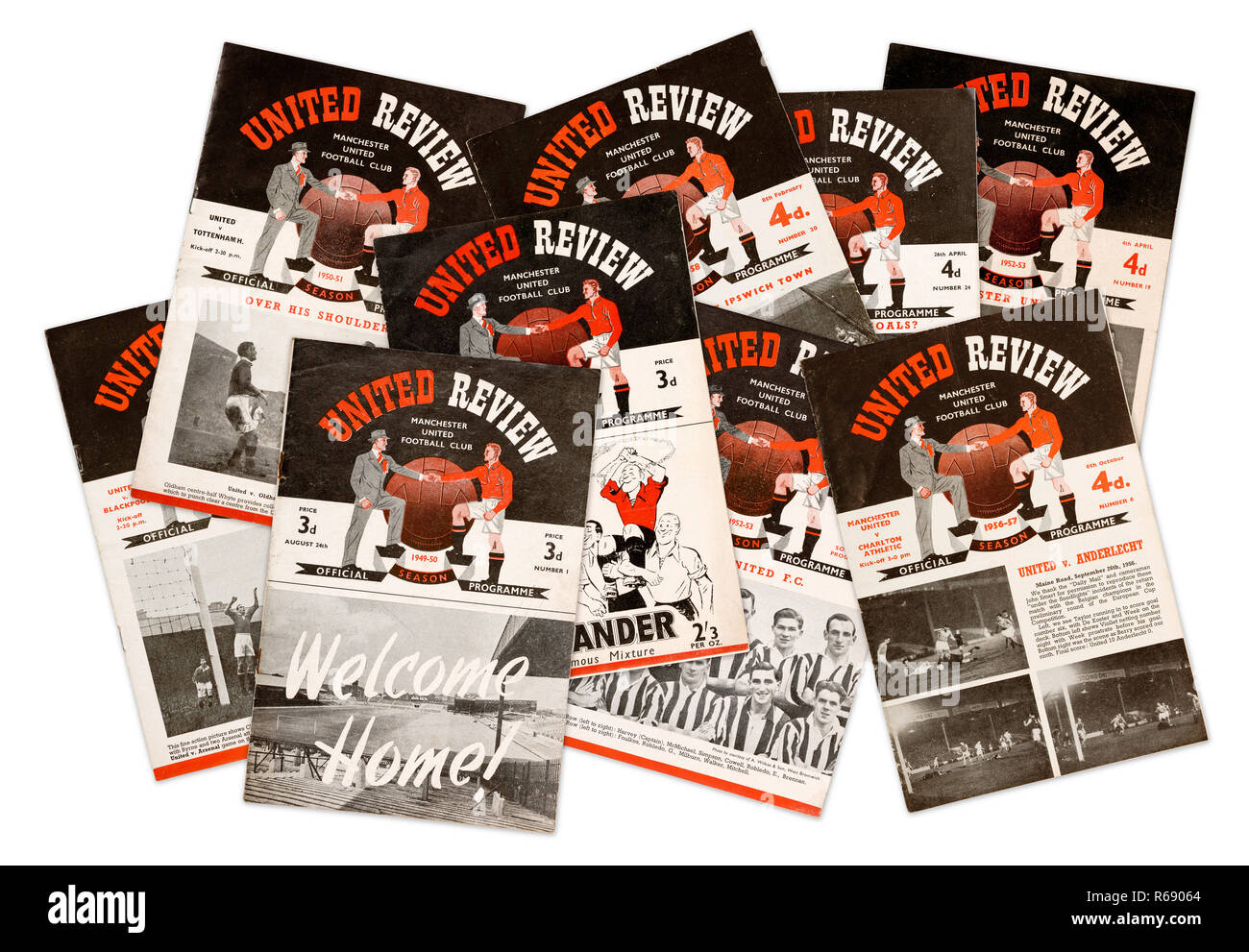 Eine Sammlung von United Review offizielle Programme für Manchester United Football Club aus den 40er und 50er Jahren (digital Composite) Stockfoto