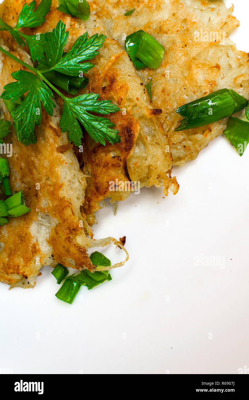 Hausgemachten irischen Kartoffelpuffer (Boxty) mit Petersilie St. Patrick chanukka Tag essen Stockfoto