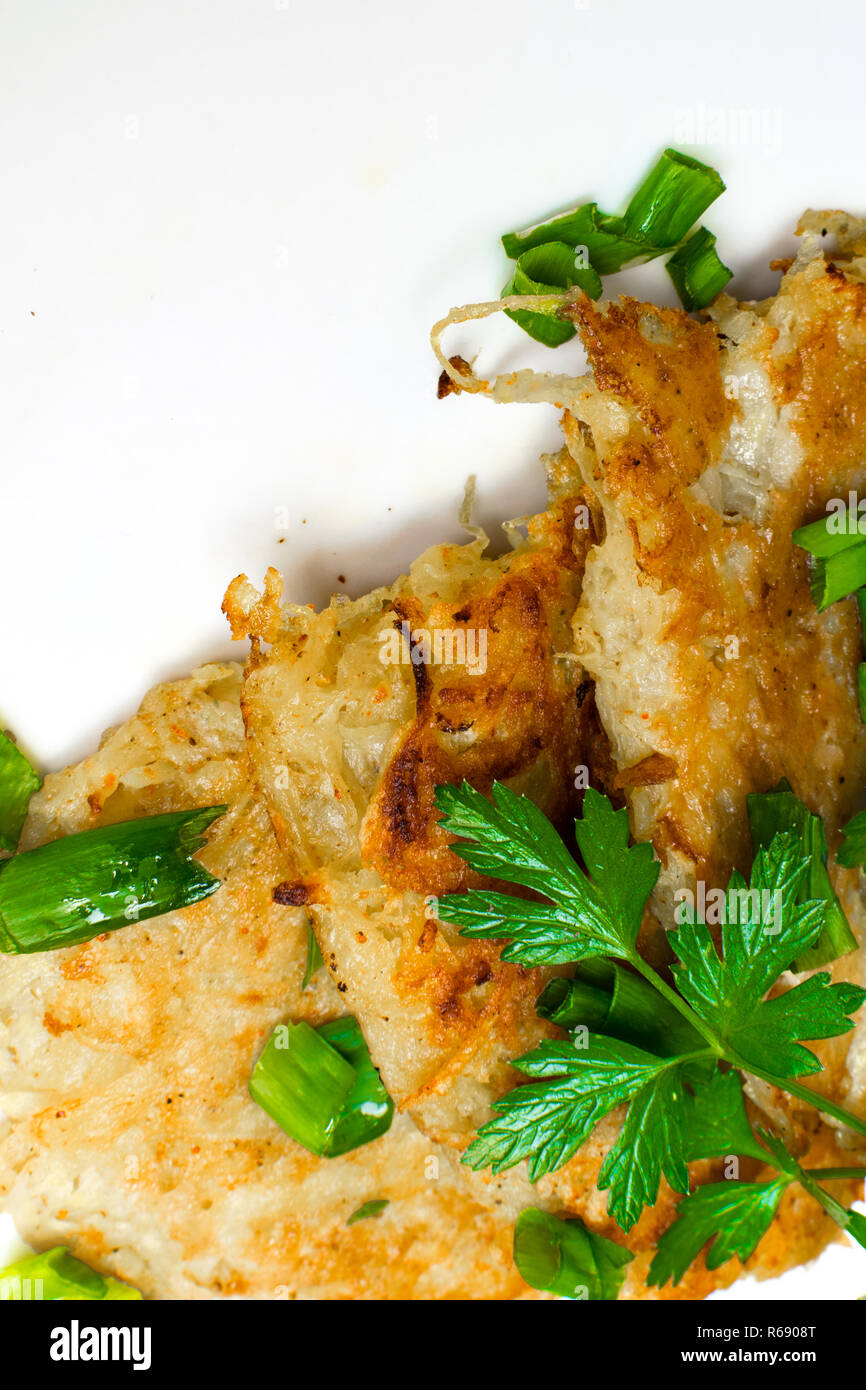 Kartoffel latkes traditionelle jüdische Pfannkuchen mit Petersilie. Hannukah feier Gericht Konzept. Kopieren Sie Platz Stockfoto