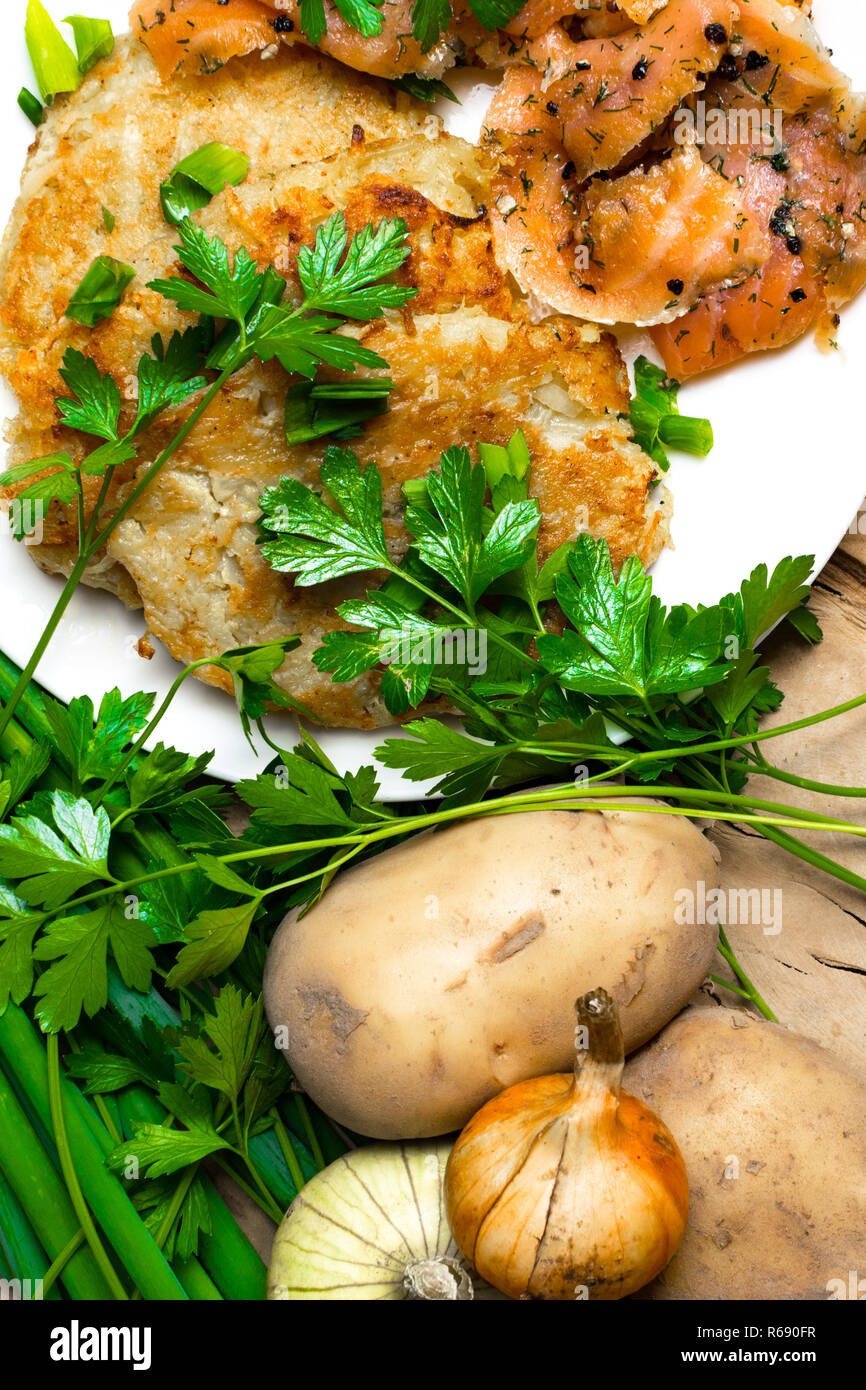 Kartoffelpuffer mit gesalzenen Lachs und Petersilie, Zwiebel, Pfeffer Stockfoto