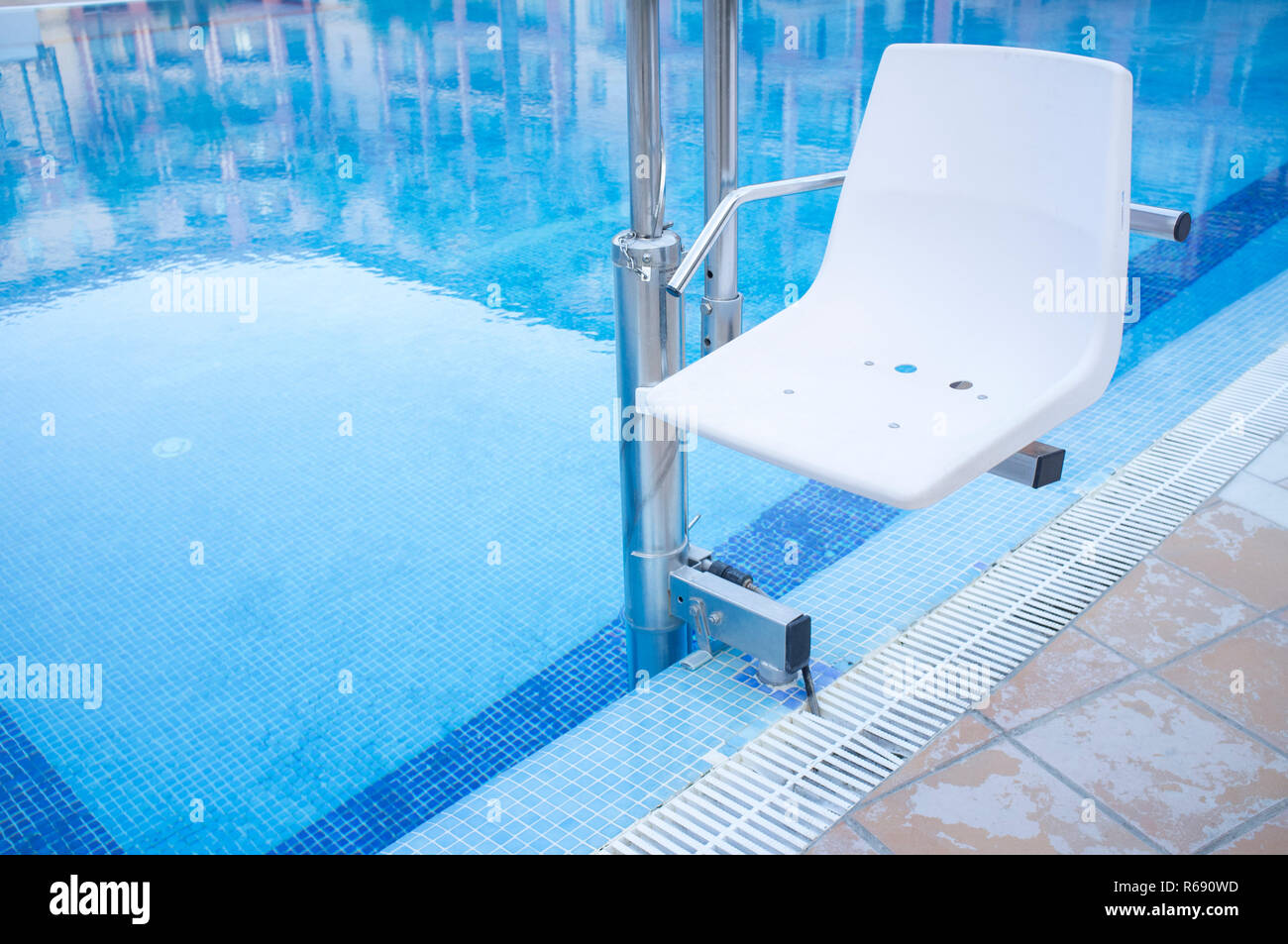 Schwimmbad Aufzug für Behinderte Menschen Zugang zum Pool Stockfoto