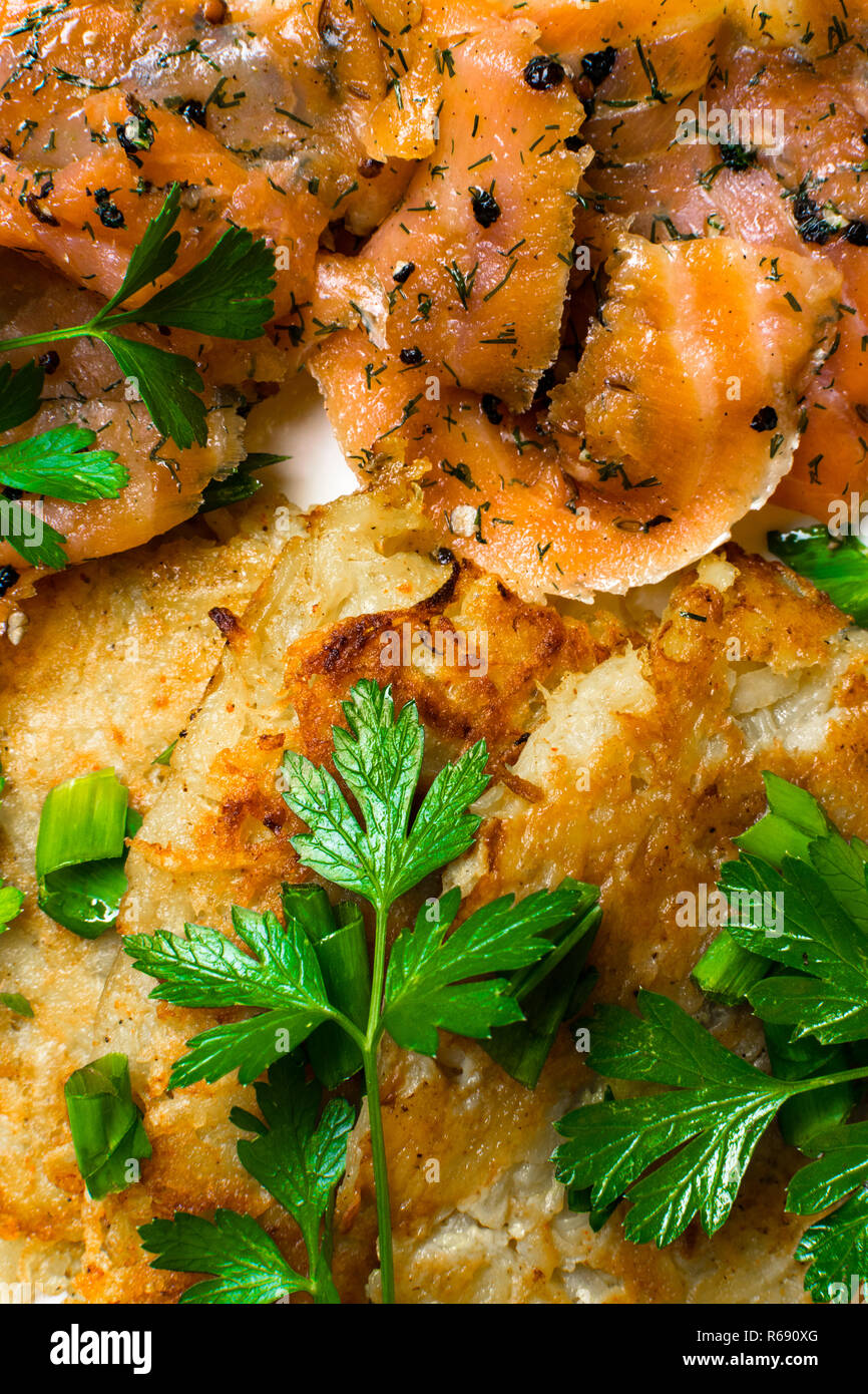 Kartoffelpuffer mit Lachs und frische Zwiebel, Petersilie, Pfeffer schwarz, Hintergrund Stockfoto