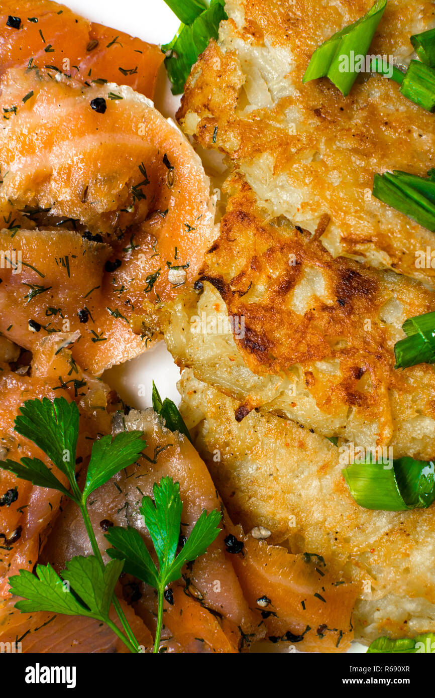 Kartoffelpuffer mit Lachs und frische Zwiebel, Petersilie, Pfeffer schwarz, Hintergrund Stockfoto