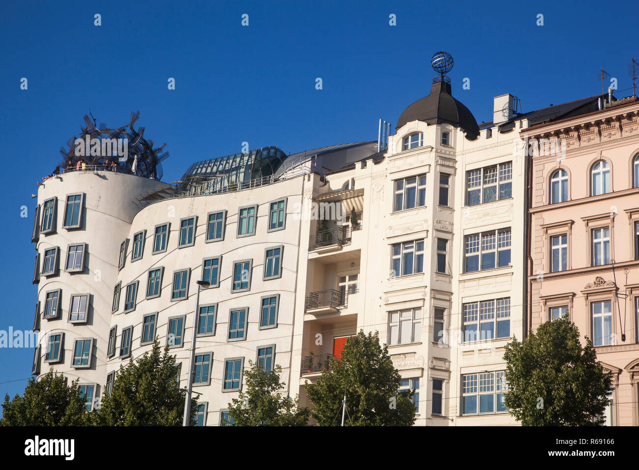 Prag, Tschechische Republik - 14 Juli 2018: Tanzendes Haus in anderen Häusern um Stockfoto