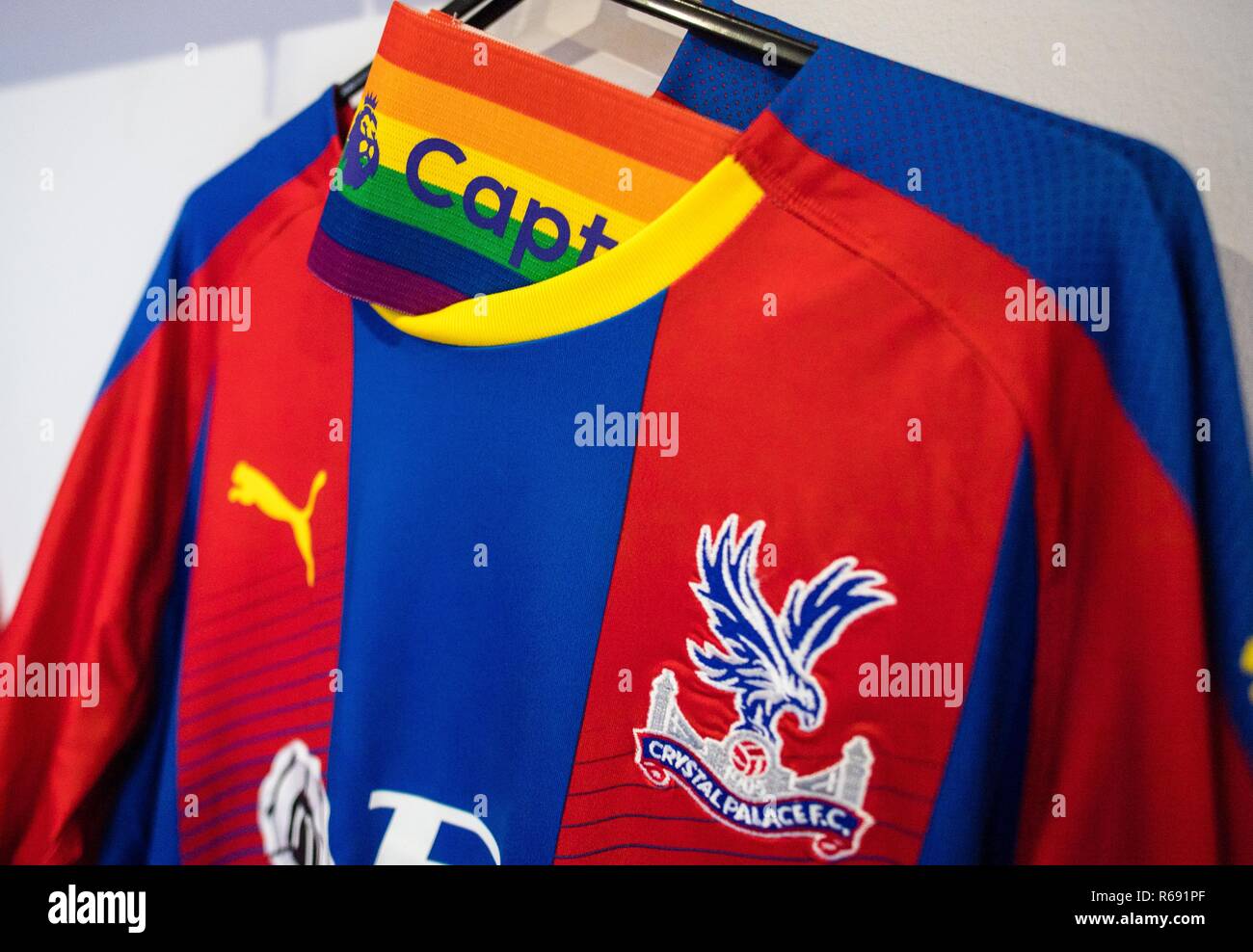 LONDON, ENGLAND - Dezember 01: Crystal Palace Shirt und Captain Armband mit LGBT-Kampagne Farben während der Premier League Match zwischen Crystal Palace und Burnley FC am Selhurst Park am 1. Dezember 2018 in London, Vereinigtes Königreich. (Foto von Sebastian Frej/MB Medien) Stockfoto