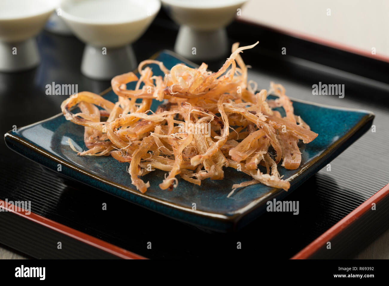Schale mit traditionellen getrocknet zerkleinert gewürzt Squid Stockfoto