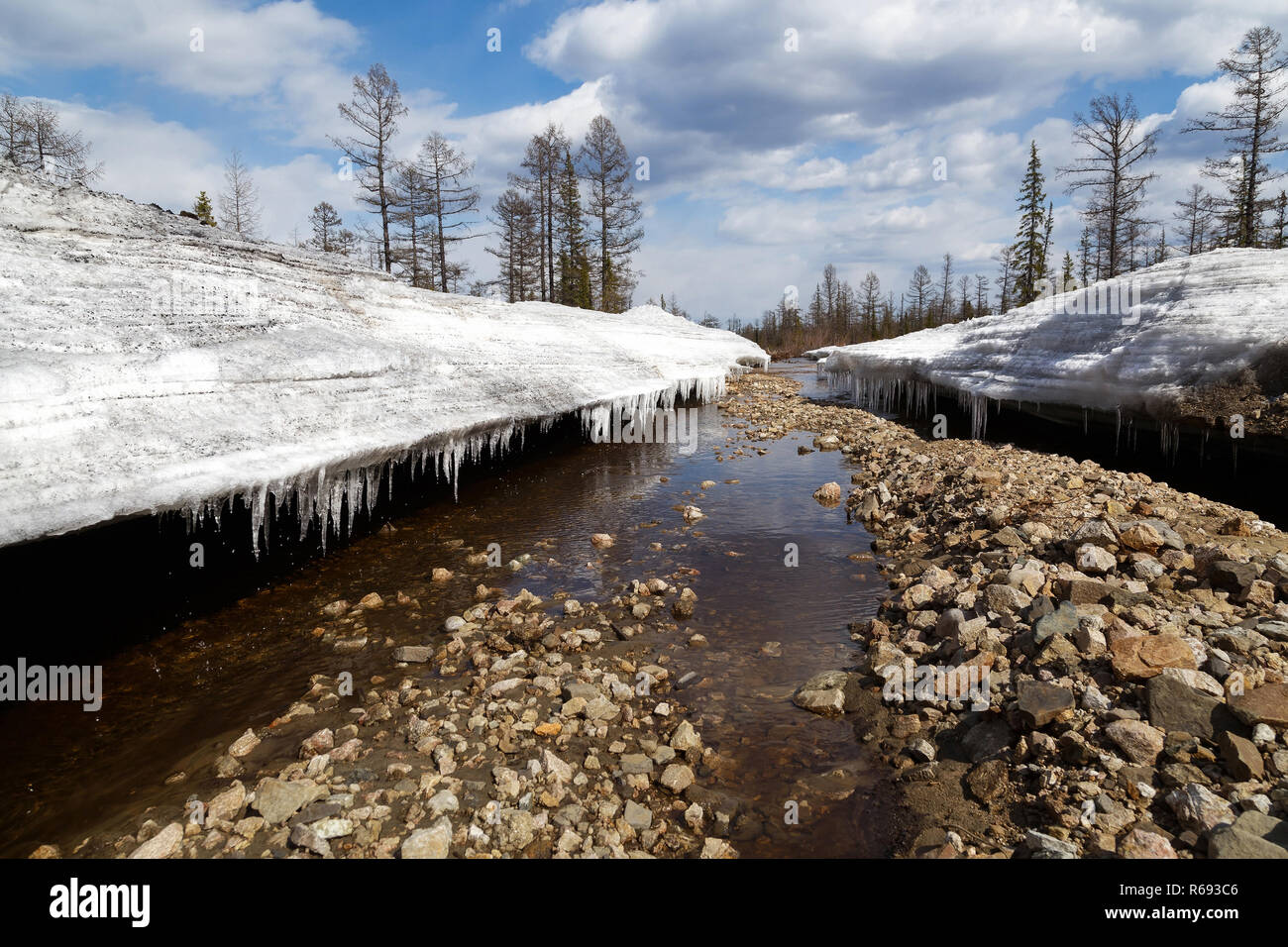 Canyon gewaschen von einem Bach in einem Gletscher im Frühjahr in Jakutien, Russland Stockfoto