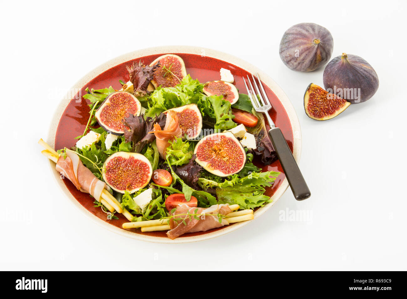 Gemischter Salat mit Feigen, Tomaten, Feta, knusprig und Schinken Stockfoto