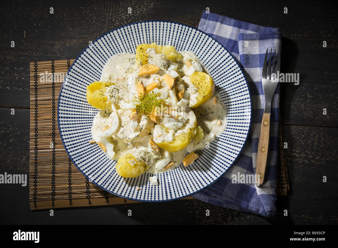 Dill Kartoffeln, gekochte Kartoffeln, Soße Dill-Cream und gekochte Eier. Stockfoto