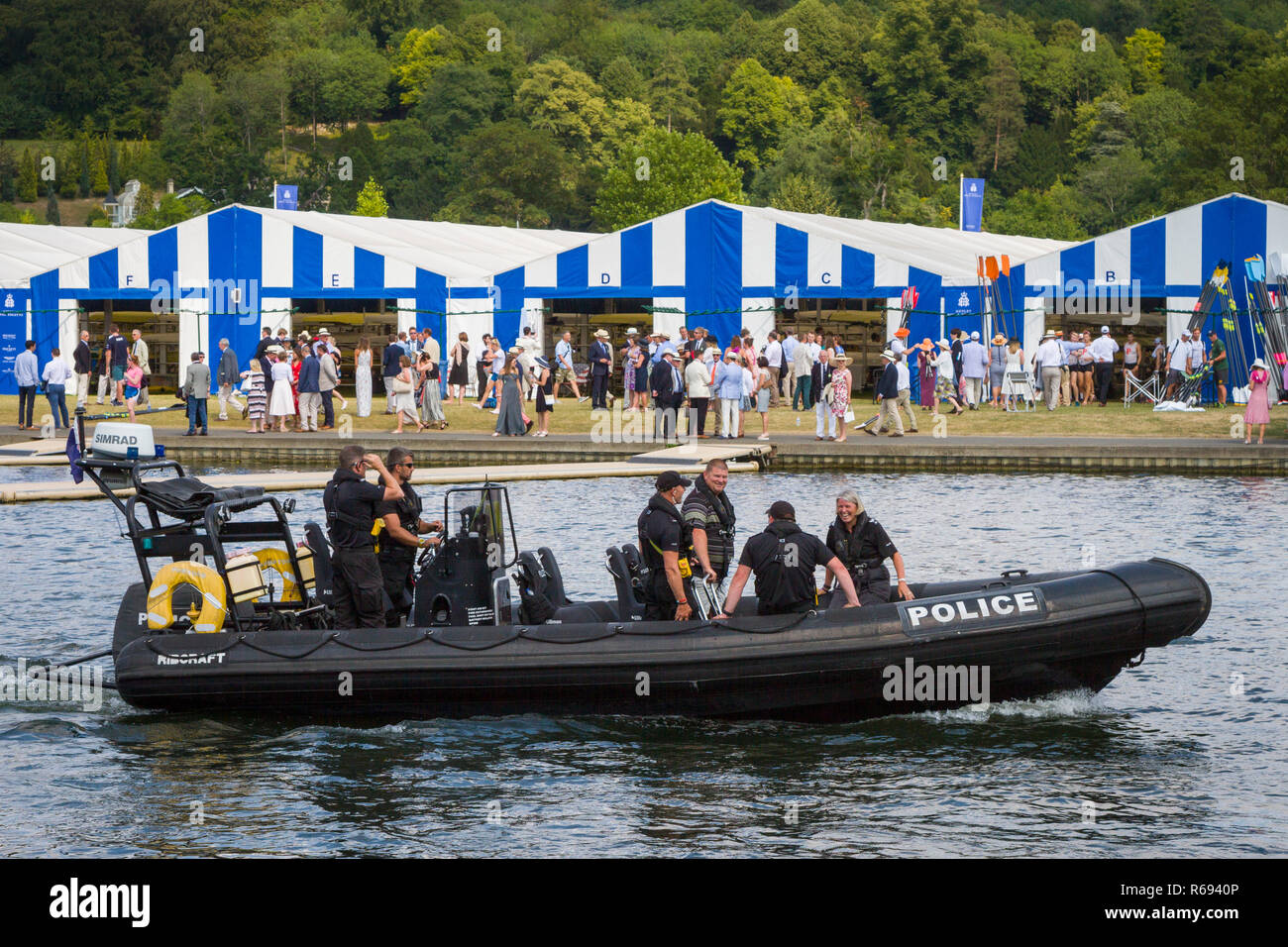 Die Hampshire Police Marine Support Unit patrouilliert in ihrem mächtigen Ribcraft RIB vor den Boat Zelten bei der Henley Royal Regatta Stockfoto