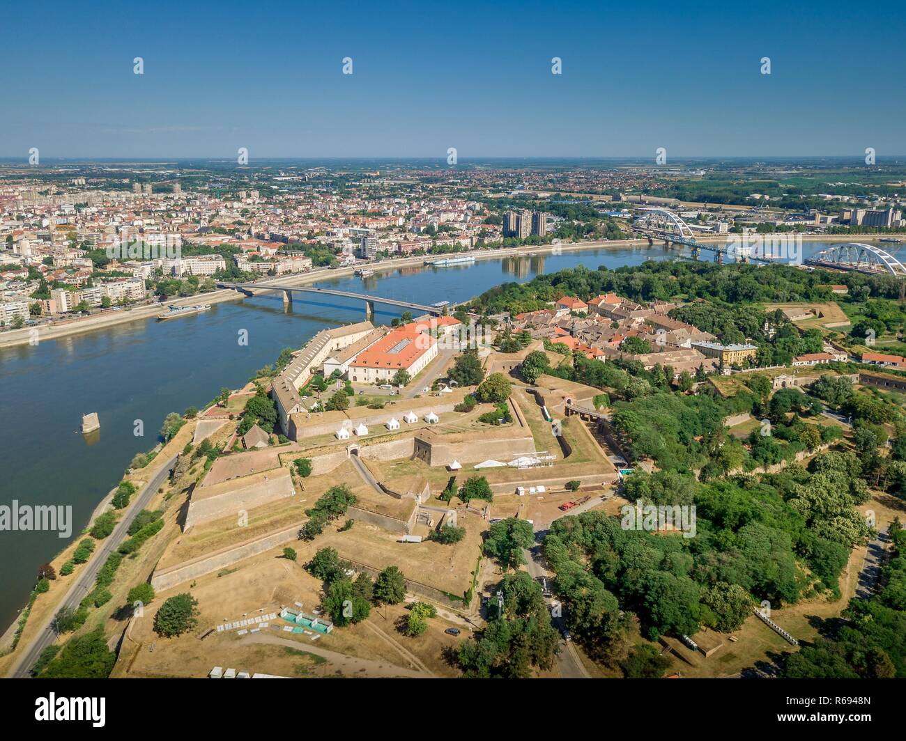 Luftaufnahme der Festung Petrovaradin Novi Sad Festung aus dem Österreich türkischen Zeiten in Serbien ehemalige Jugoslawien entlang der Donau Stockfoto