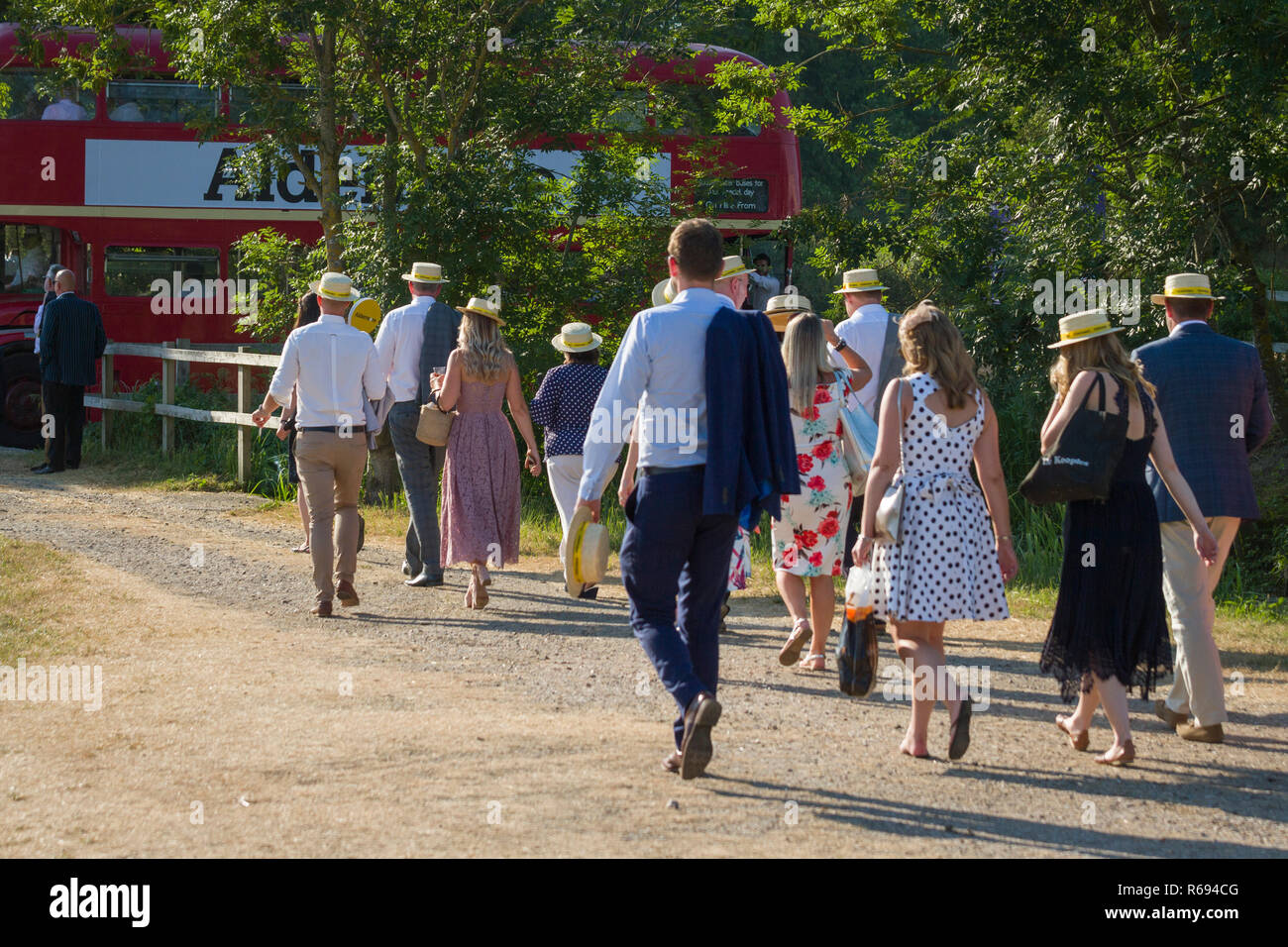 Specators machen sich auf den Weg zurück zu ihren klassischen Routemaster bus nach dem Rennen am Henley Royal Regatta Stockfoto