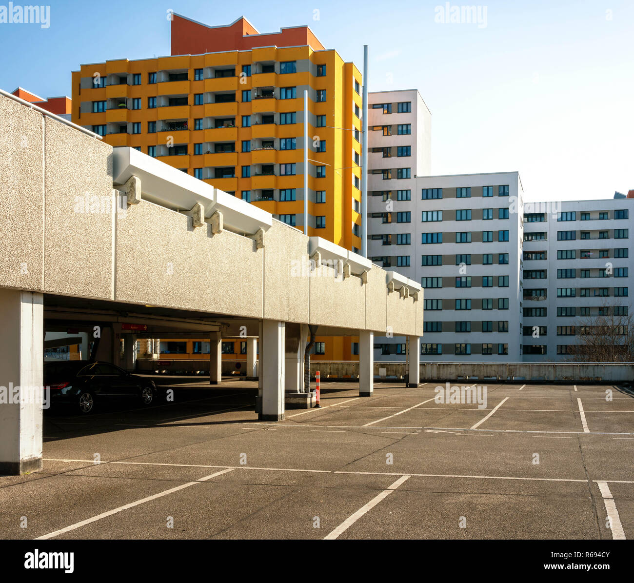 Parkdeck In einem High-School Siedlung im Norden von Berlin Stockfoto