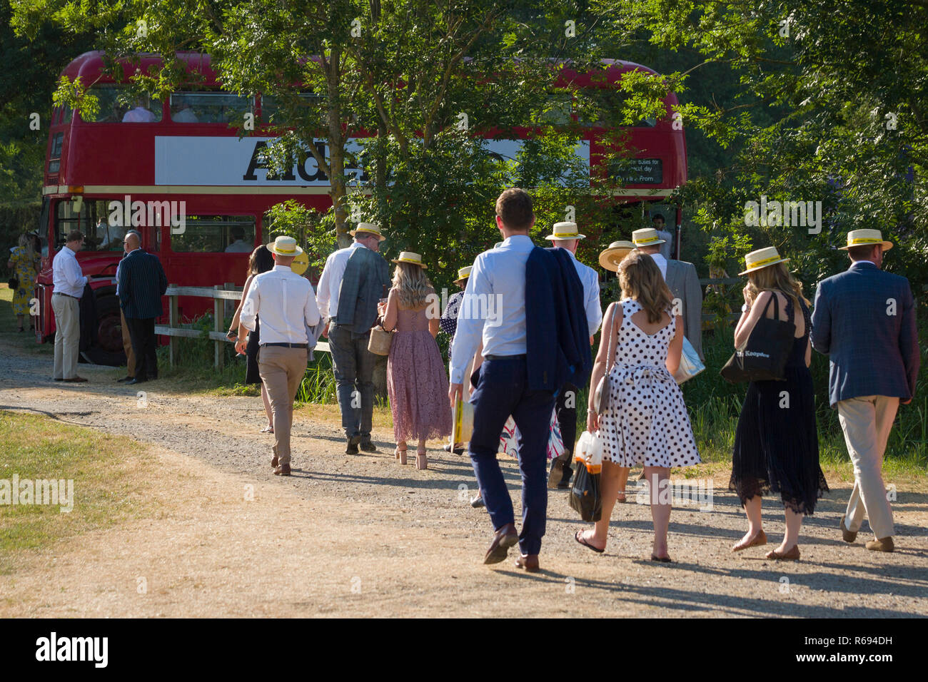 Specators machen sich auf den Weg zurück zu ihren klassischen Routemaster bus nach dem Rennen am Henley Royal Regatta Stockfoto