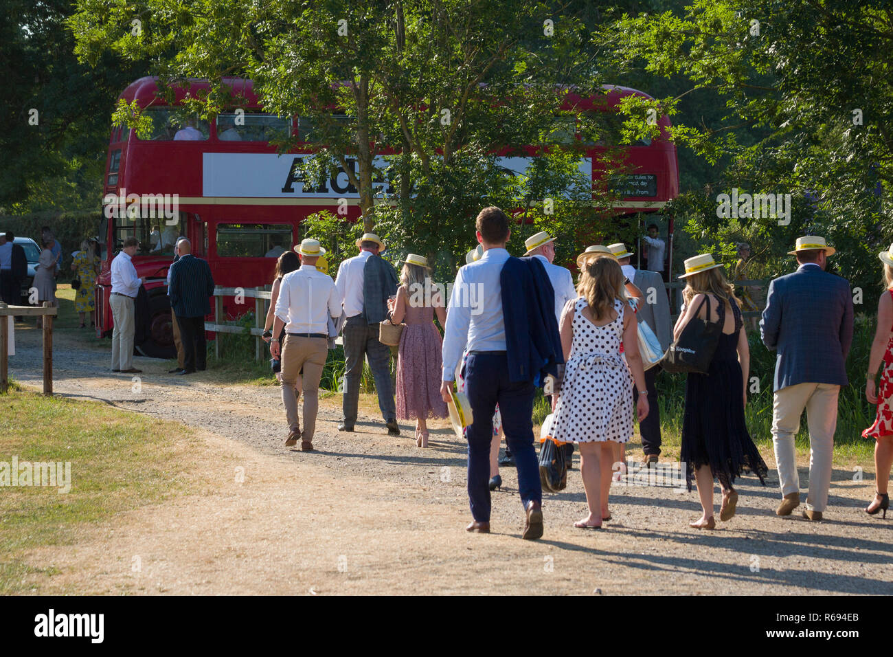 Specators machen sich auf den Weg zurück zu ihren klassischen Routemaster bus nach dem Rennen am Henley Royal Regatta Stockfoto