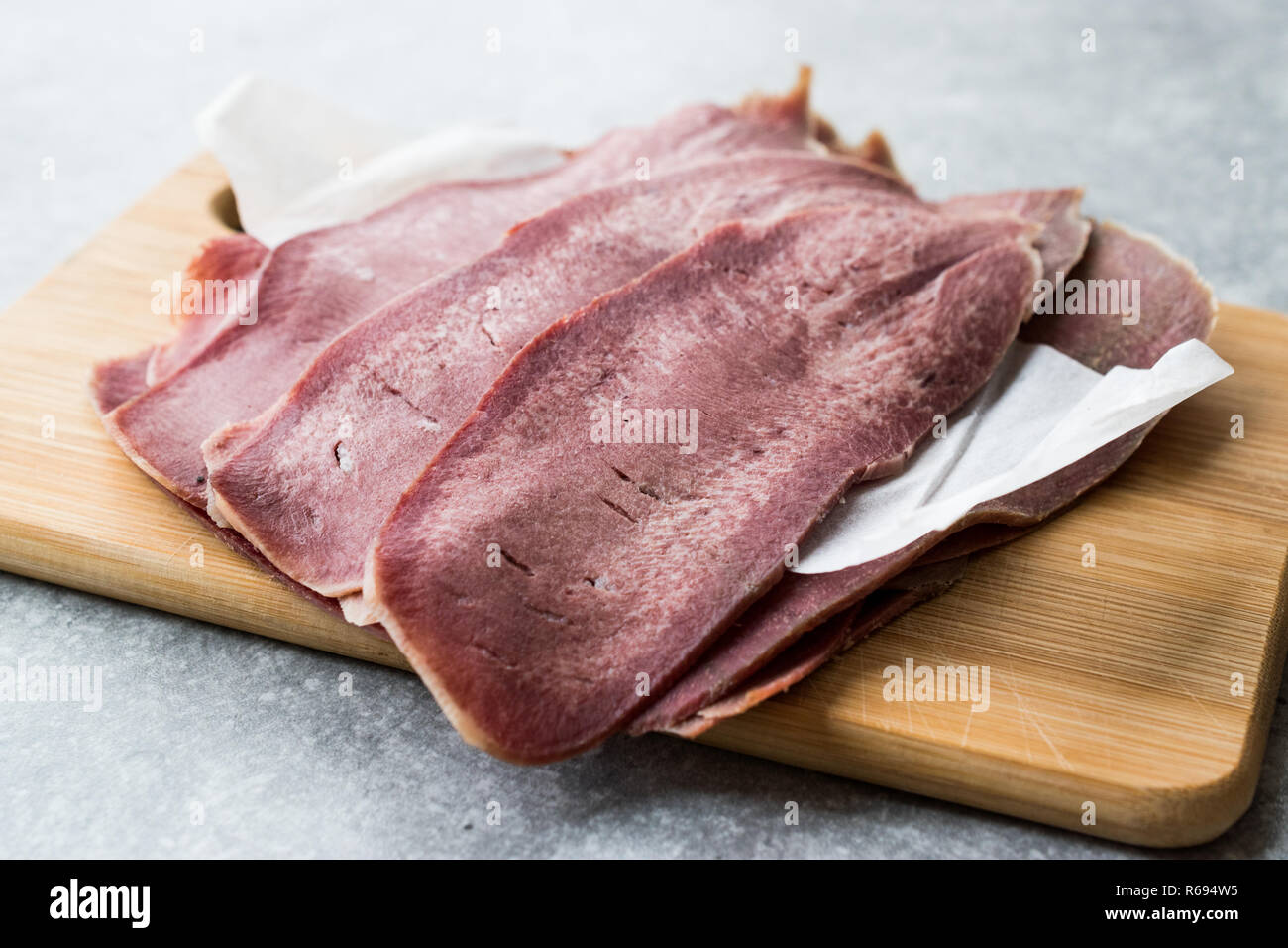 Geschnetzeltes Rindfleisch Zunge Slices auf Holzbrett. Bio geräuchertem Fleisch. Stockfoto