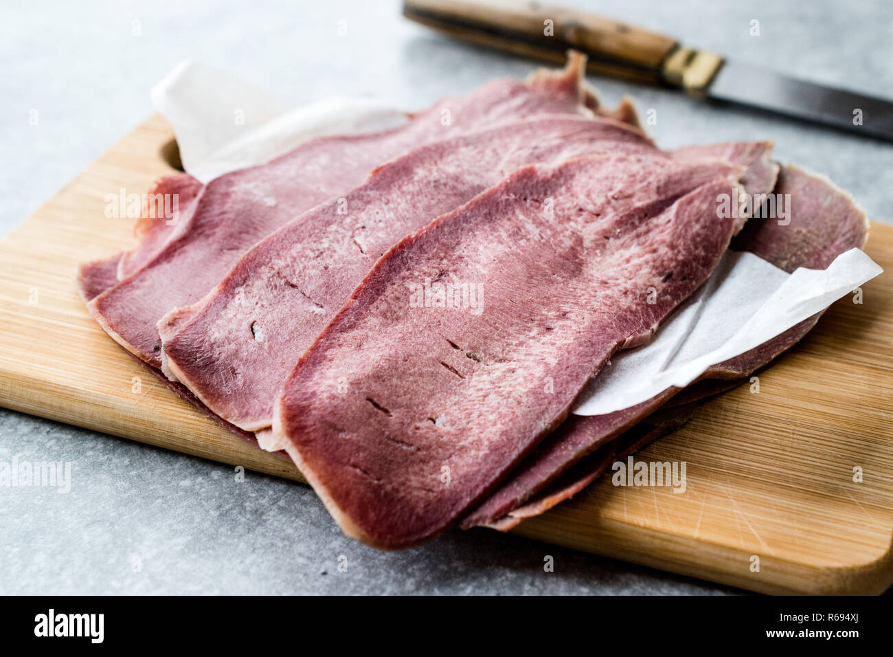 Geschnetzeltes Rindfleisch Zunge Slices auf Holzbrett. Bio geräuchertem Fleisch. Stockfoto